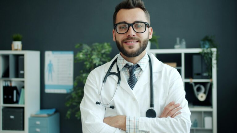تأمين ولاء الطبي: طبيب في عيادة